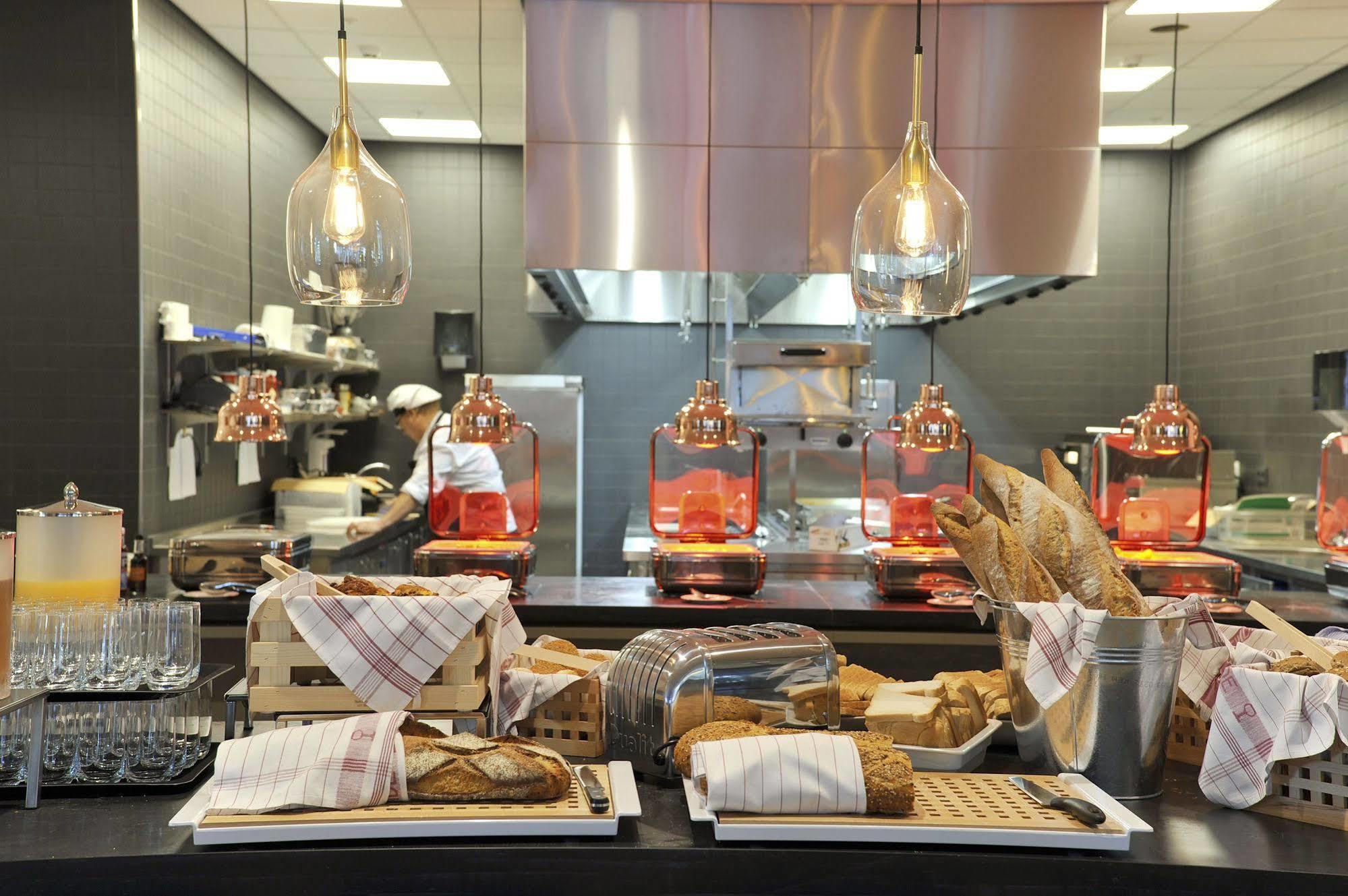 Отель Courtyard By Marriott Brussels Eu Экстерьер фото